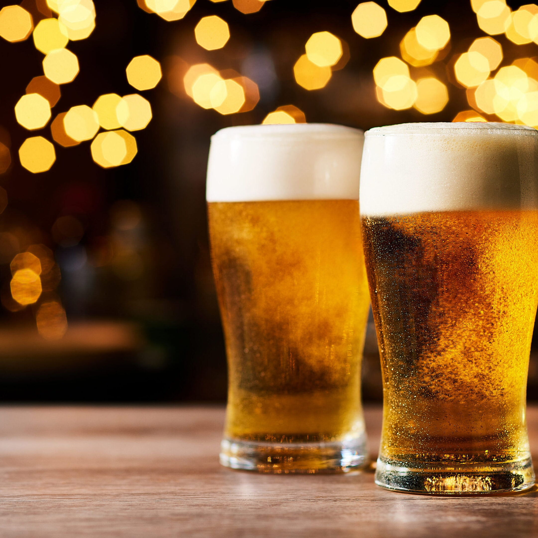 アイリッシュパブのイメージ、店内のテーブルの上に二つのビール